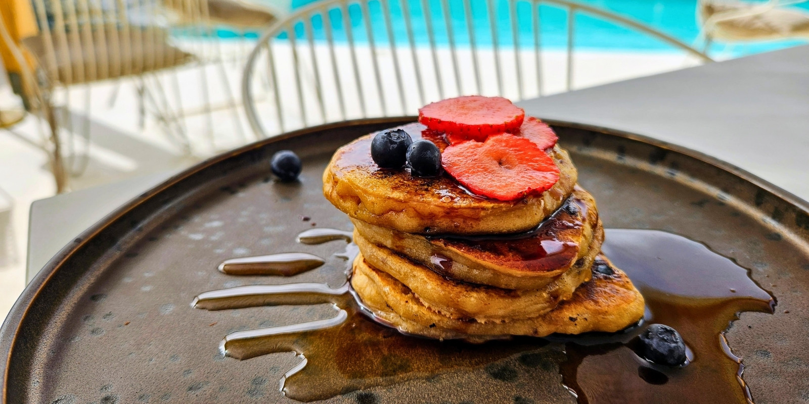 Koukoumi Vegan Hotel review - pancakes by the pool
